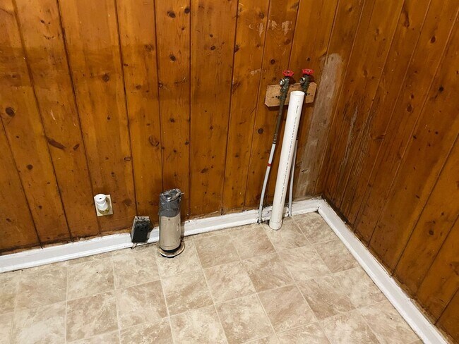 Building Photo - 3 bedroom 1 bathroom house available