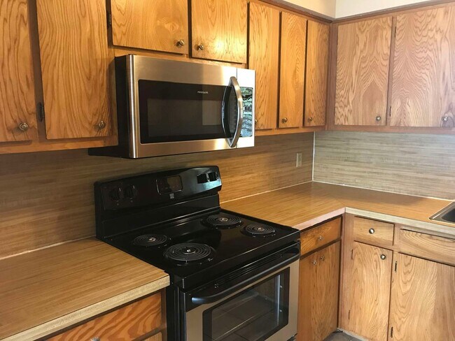 Building Photo - 1129-1131 Suburban Drive