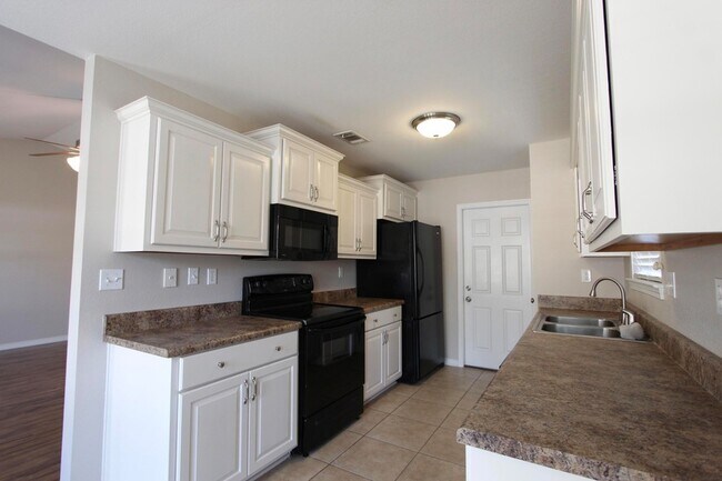 Building Photo - 3151 Forrest Ave