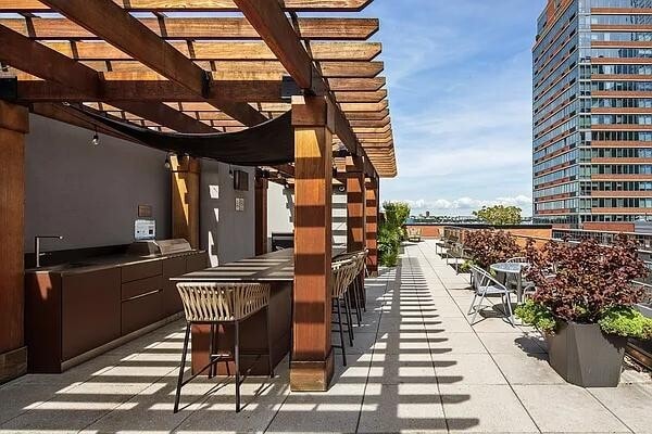 Building Photo - 540 W 28th St