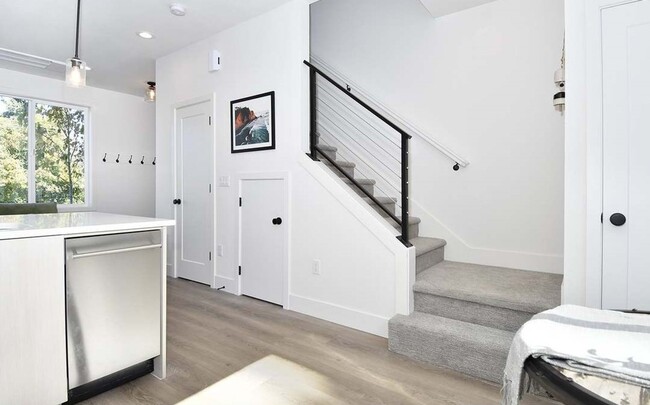 Building Photo - Elegant Townhome with modern architectural design Located in the Brentwood Neighborhood