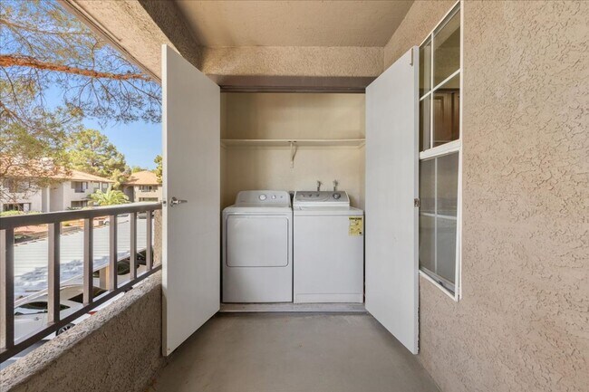 Building Photo - Beautiful 1 Bedroom 1 Bath Condo - Move In...