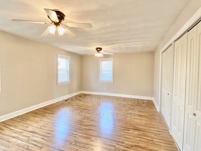 Building Photo - 2922 Hollister Ave