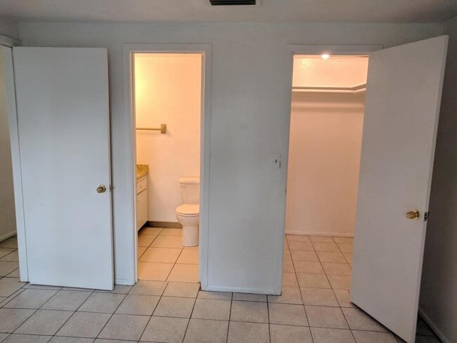 Building Photo - 914 67th Ave W