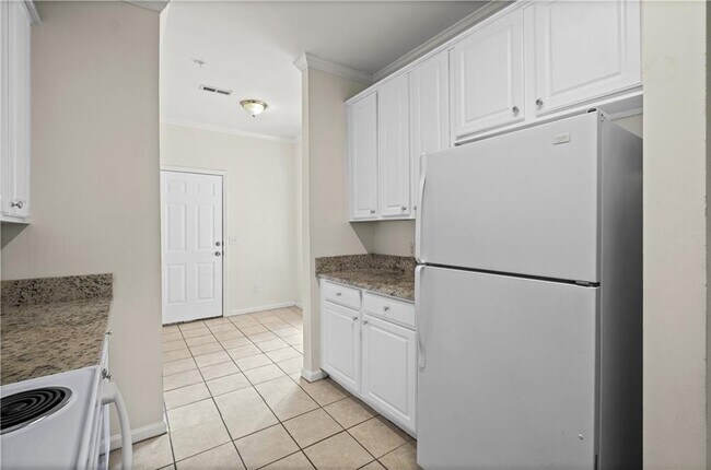 Building Photo - 8806 Fairview Bluff