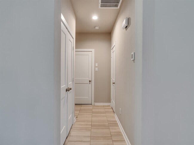 Building Photo - 8510 Amber Bend Dr