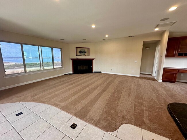Building Photo - Huge Bay Front 3 Bed 2.5 Bath