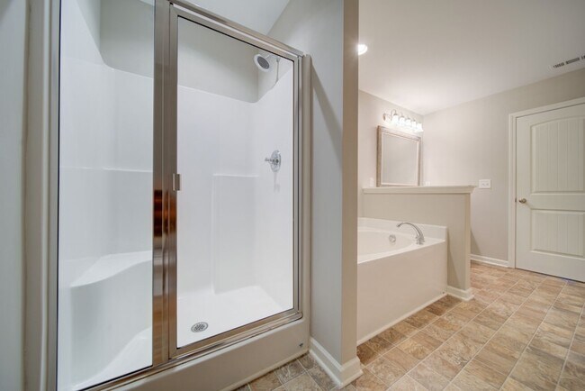 Building Photo - 226 Saxony Way