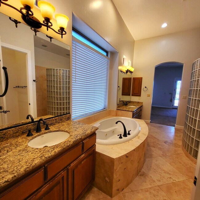 Building Photo - FIRST 2 WEEKS RENT FREE!!! BEAUTIFUL HOME ...