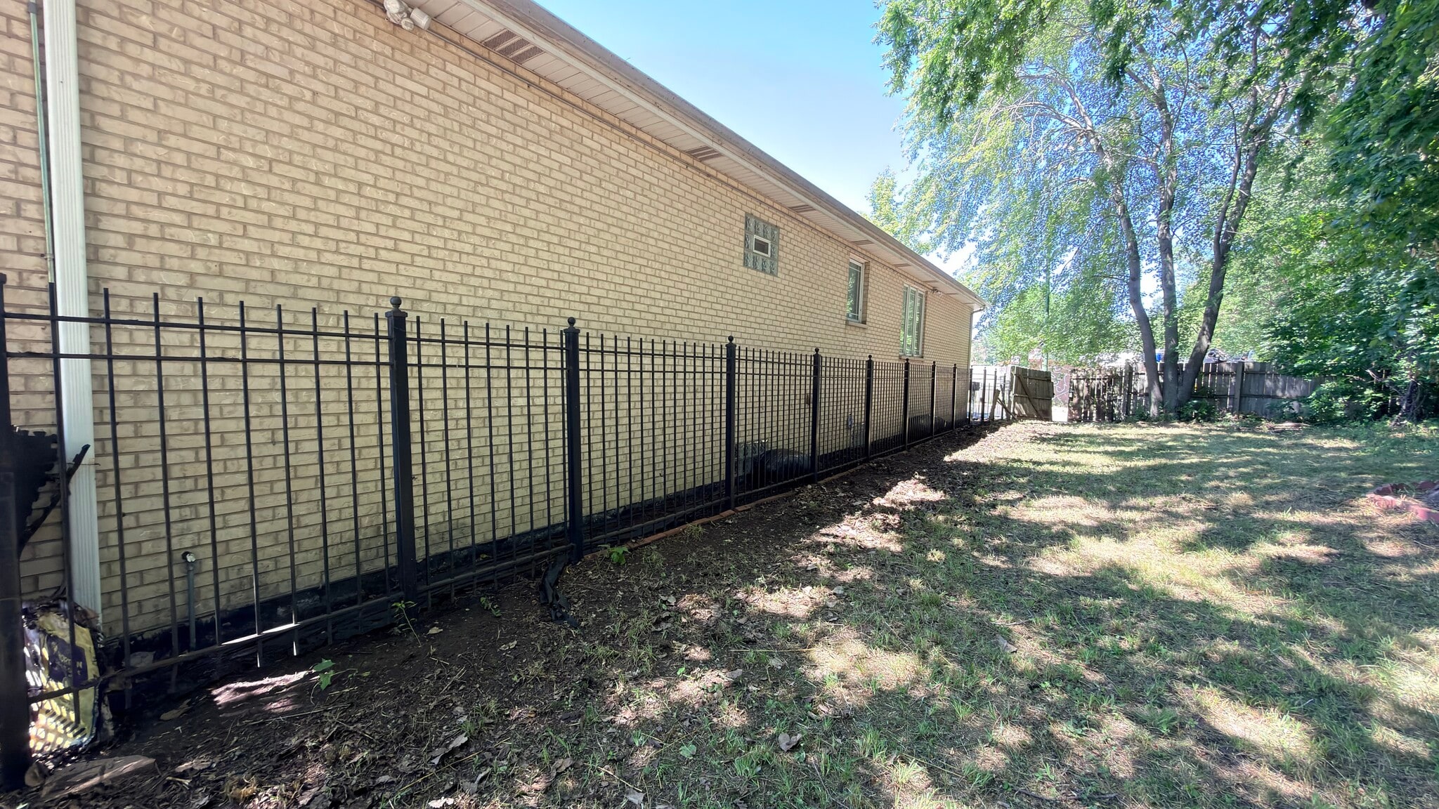 Side view. Private gated walkway. - 419 W Root St