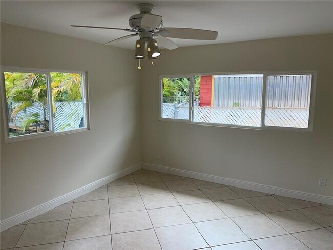 Building Photo - 404 SW 9th St