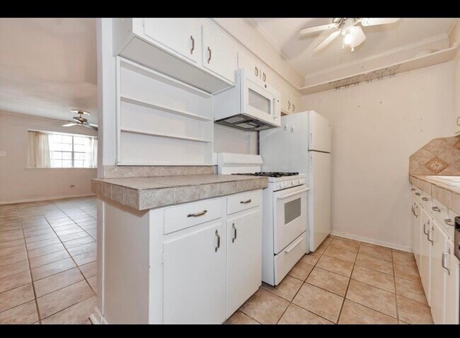 Building Photo - 10122 Shadow Wood Dr