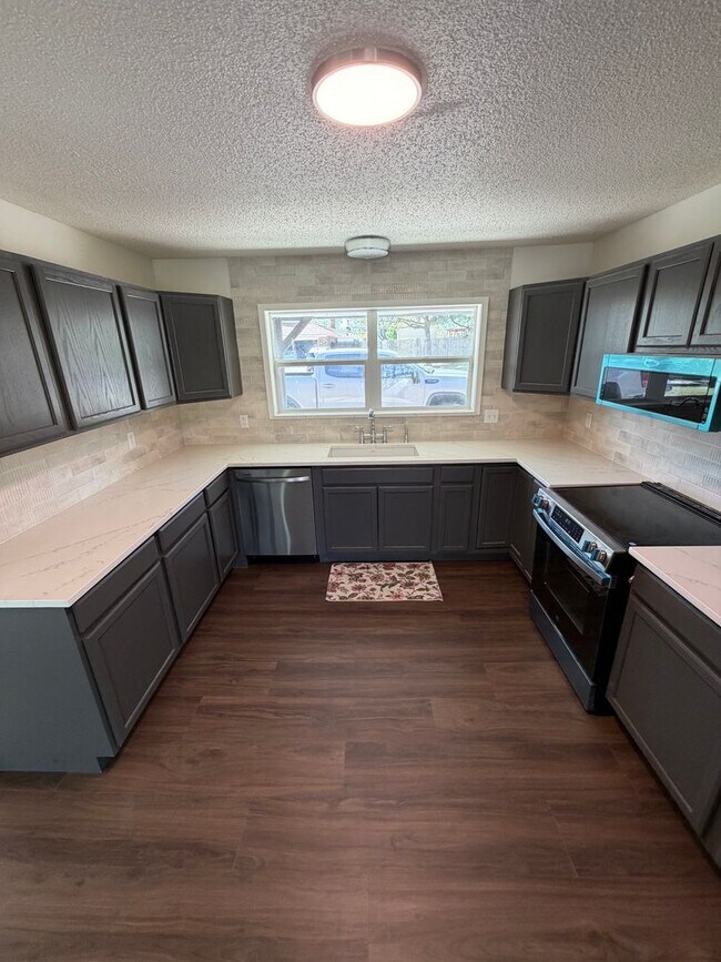 Building Photo - Spacious 4 Bed Home in Prime Claremore Location