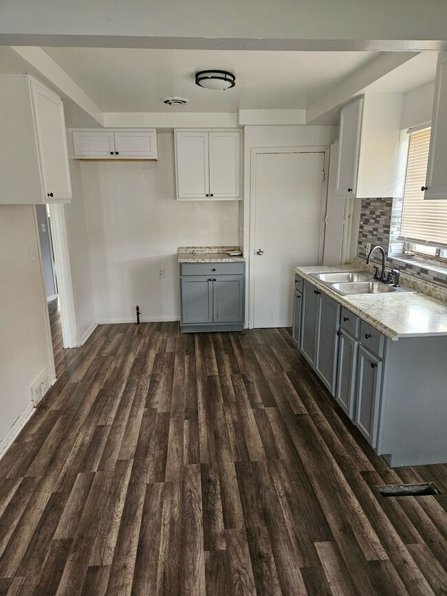 Building Photo - 2 Bedroom Duplex