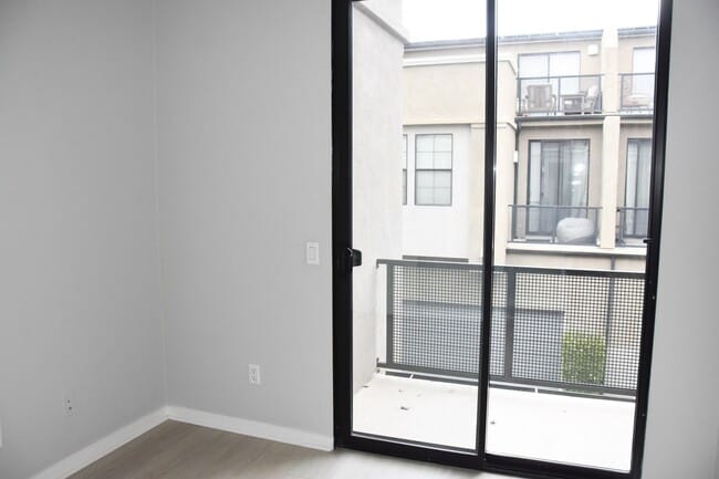 Building Photo - 507 W Maple Ave