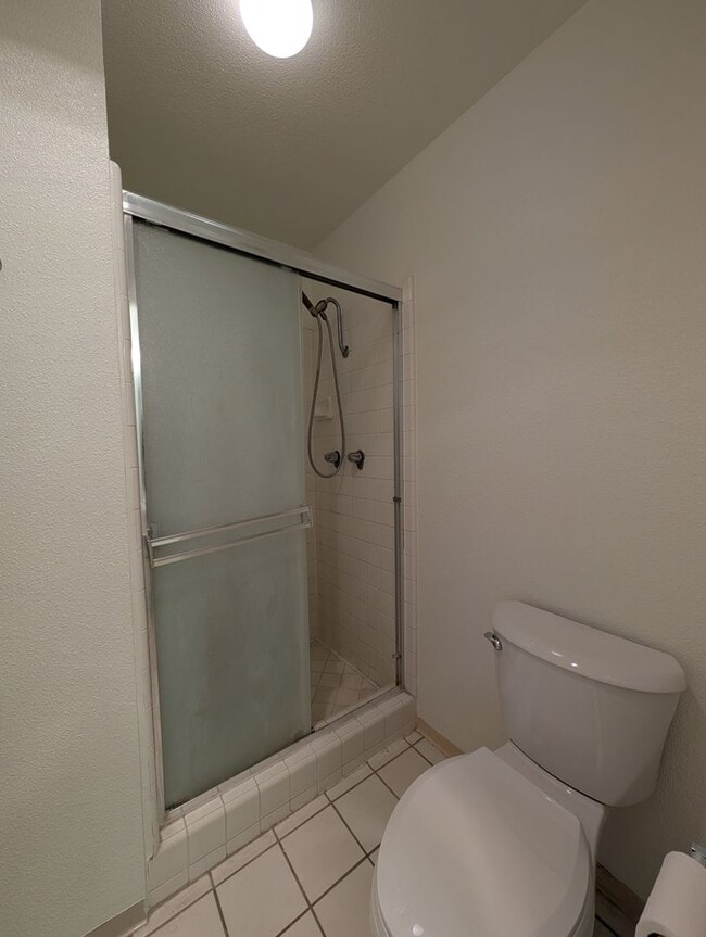 Building Photo - 3 bed / 2 bah Condo. Hardwood floor, forced heat, lots of HOA amenities