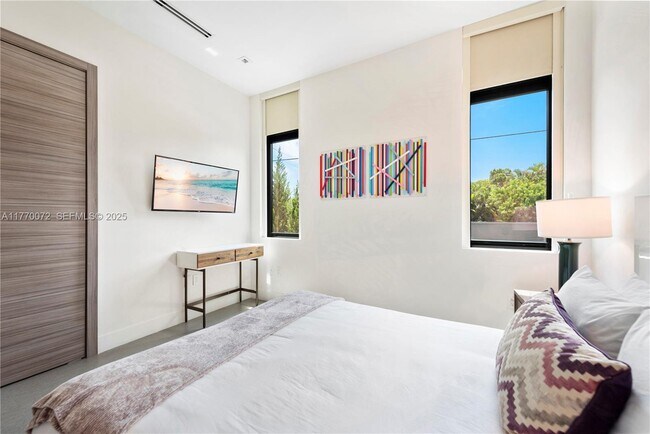 Building Photo - 1400 Bayview Dr