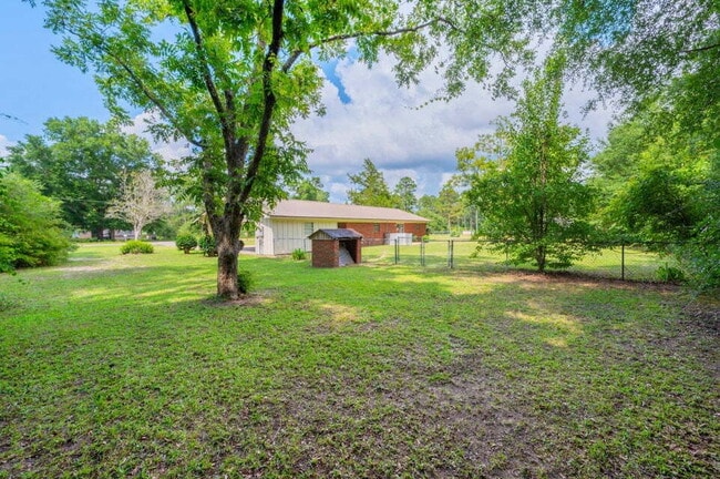 Building Photo - Charming brick home ready for move in!