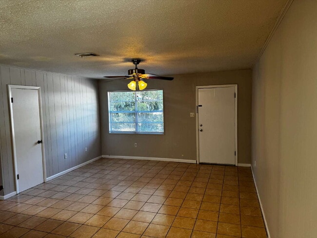 Building Photo - "Charming 2-Bedroom Retreat in Destin – Co...
