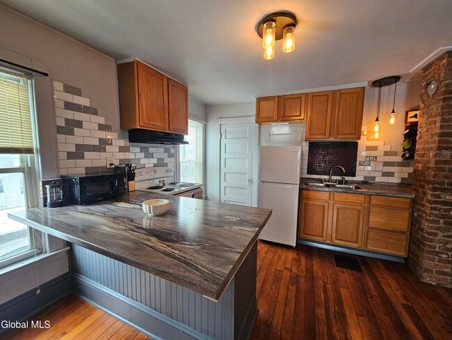 Building Photo - 51 Sacandaga Rd