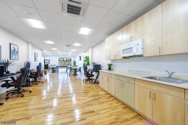 Building Photo - 520 Belleville Ave