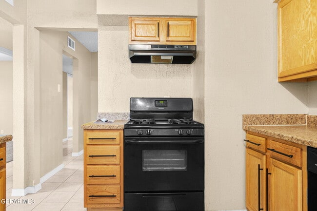 Building Photo - 5656 Kensington Cir