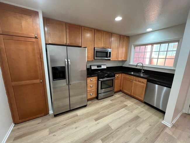 Building Photo - Charming Keys Harbor Condo 2+1.5