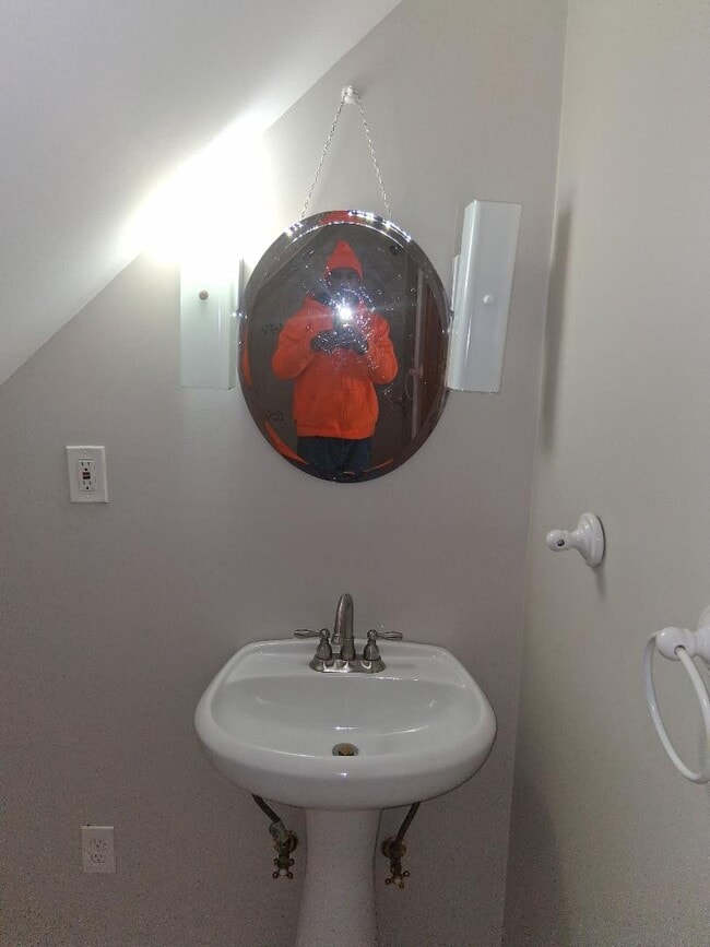 Building Photo - 1337 E 84th St