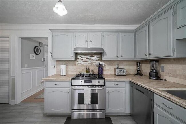 Building Photo - 4 bedroom house in Lawrenceville with cozy...