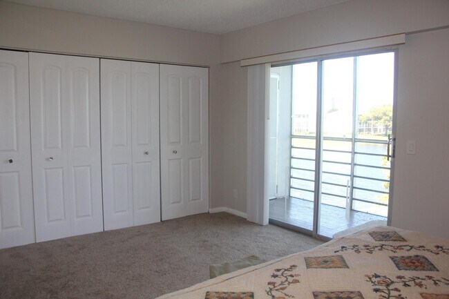 Building Photo - 454 Fanshaw K