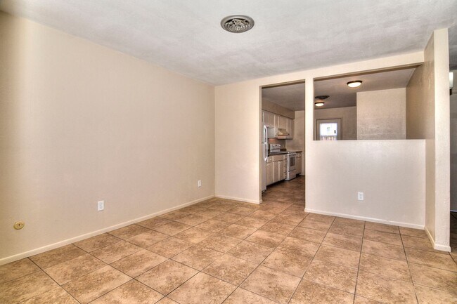 Building Photo - 2122 S Maple Ave
