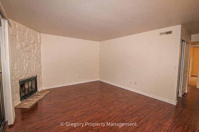 Building Photo - Excellent value in this updated 2 bedroom condo. Easy walk to Juanita beach waterfront park and t...