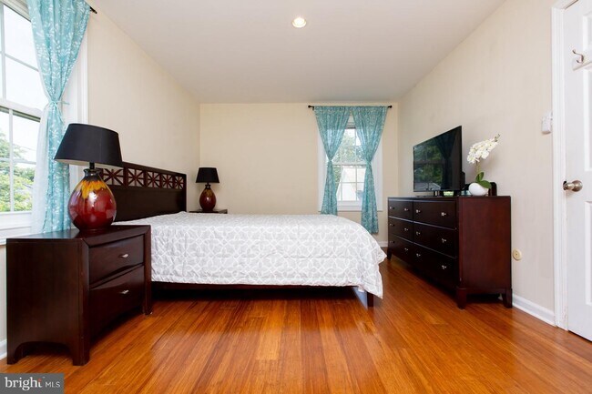 Building Photo - 303 Lincoln Ave