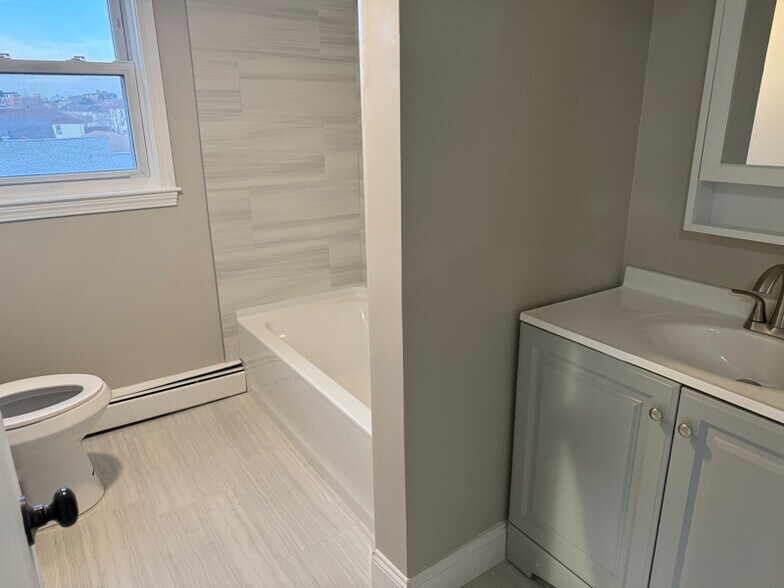 Building Photo - 654 Alden St