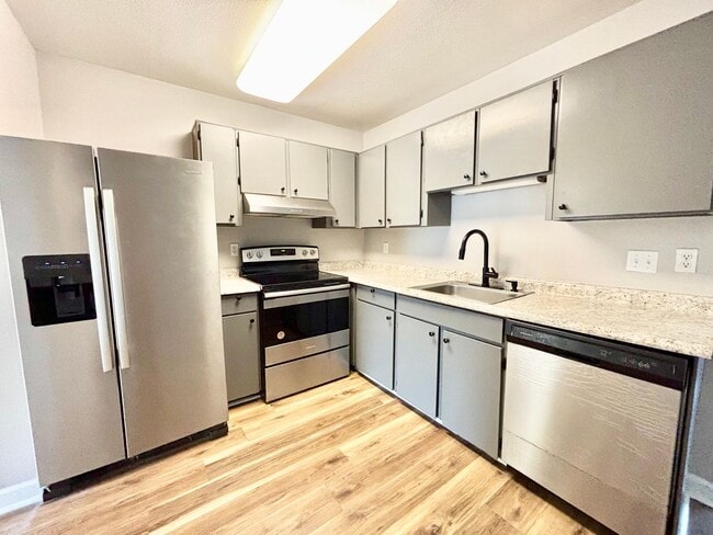 Building Photo - Cozy Updated End Unit Home In Virginia Beach