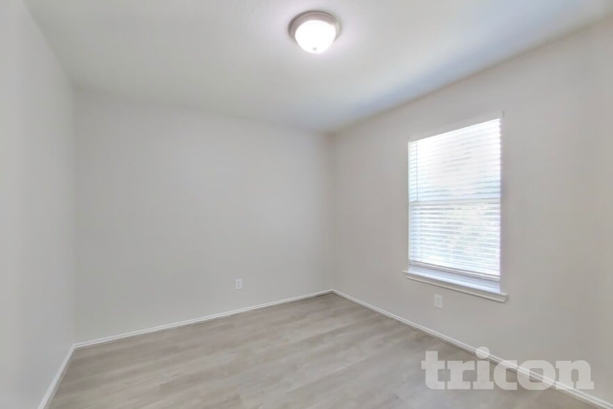 Building Photo - 12402 Grossmount Dr