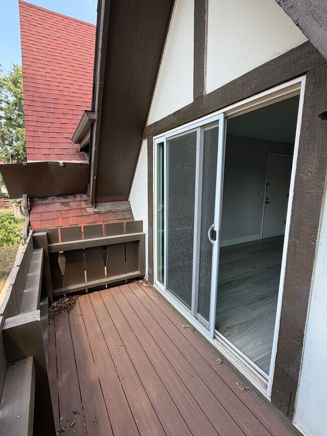 Building Photo - Updated Top Floor 2BD/1BA Condo in Boulder - Available NOW!