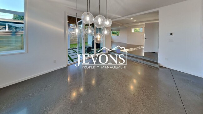 Building Photo - 5BR/4.5BA House in Seattle -- Available Now!