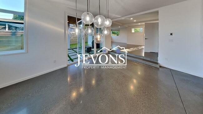 Building Photo - Luxury single-family home with inclusive water, sewer, and garbage