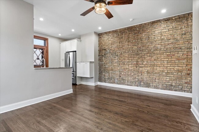 Building Photo - 6553 N Greenview Ave