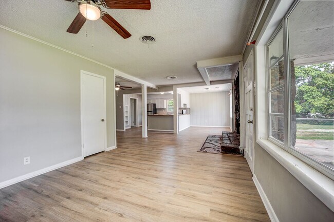Building Photo - Freshly Updated 3 Bedroom Home