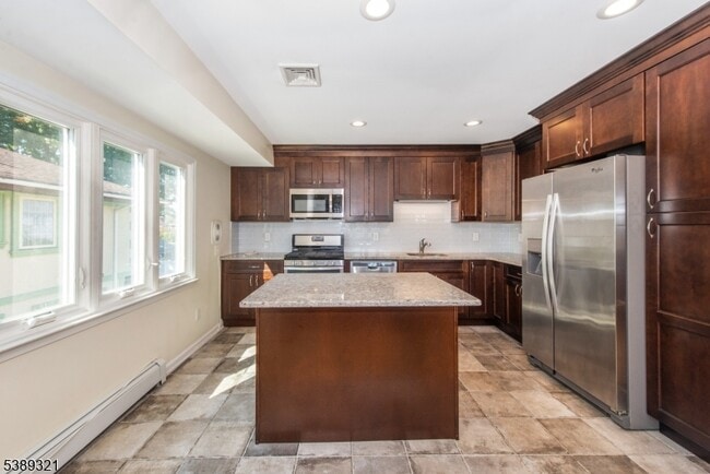 Building Photo - 11 Roehrs Dr