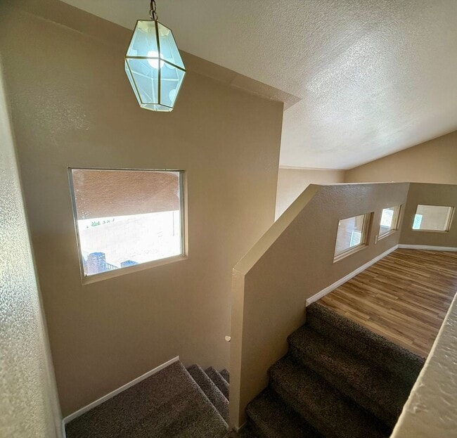 Building Photo - Fantastic 3 bed/2.5 bath in the Northwest ...
