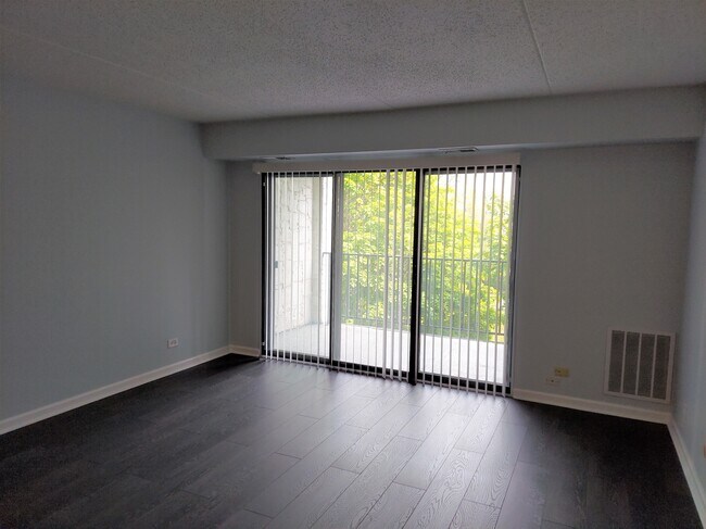 Spacious living room - 475 Plum Creek Dr