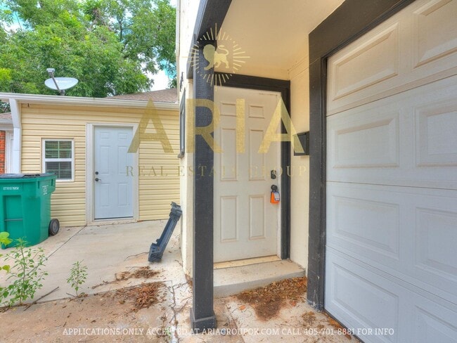 Building Photo - Updated & Adorable 2 Bed/1 Bath Space in t...