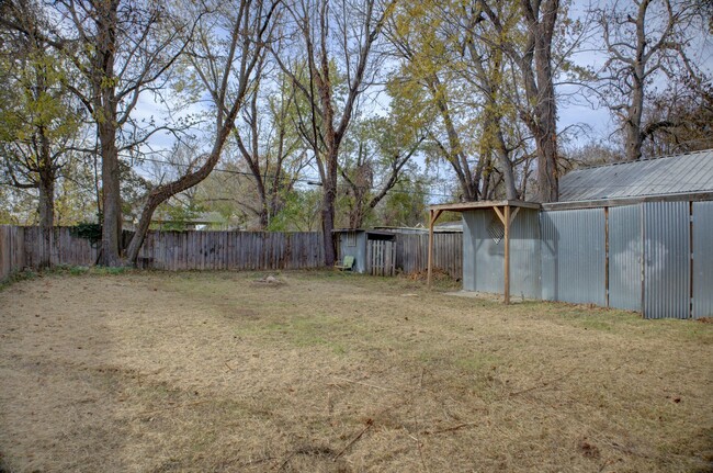 Building Photo - Recently Updated West Tulsa Home!