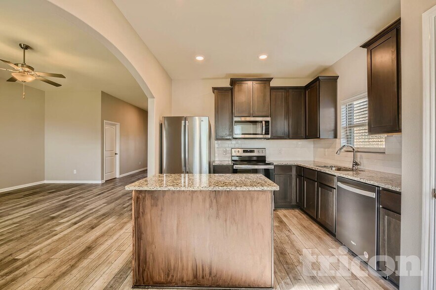 Building Photo - 1833 Chesapeake Dr