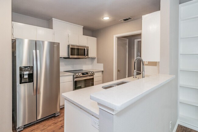 Building Photo - Beautiful townhome in a prime location nea...