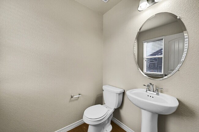 Building Photo - $2,145.00, 4-bed, 2.5-bath located in Colo...