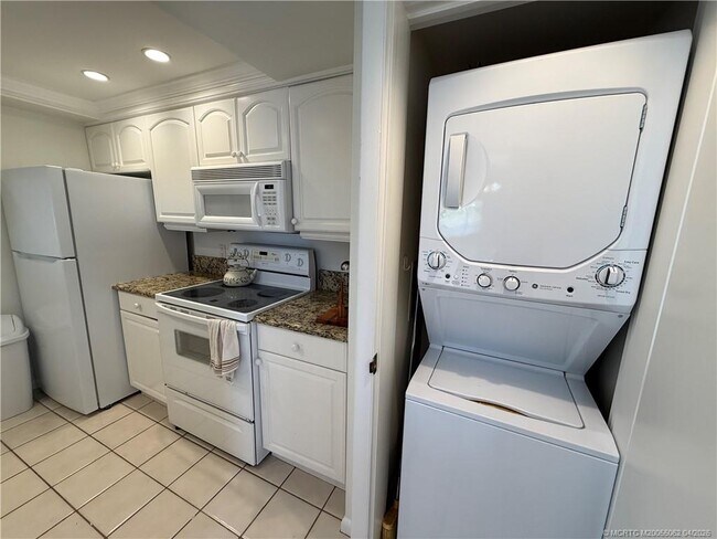 Building Photo - 554 NE Plantation Rd